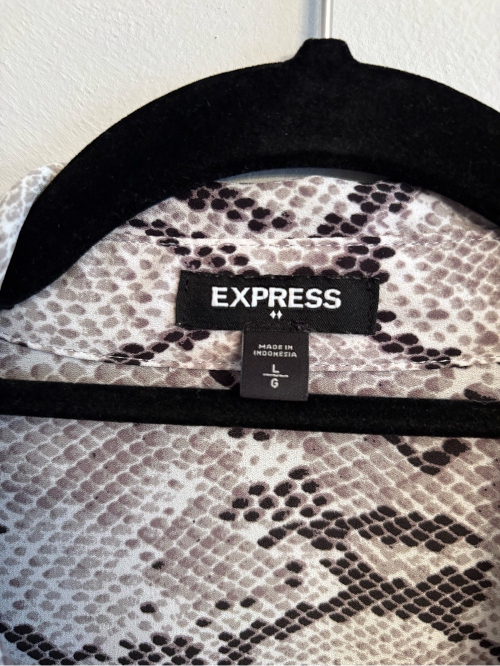 Express Snake-Print Short Sleeve Blouse - Picture 7 of 7